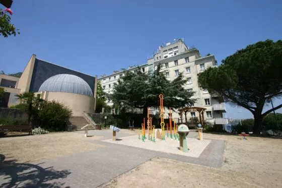 Vue sur le Planétarium de Nantes.