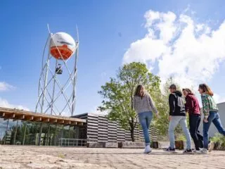 Des enfants s'avancent vers le site de Terre d'Estuaire