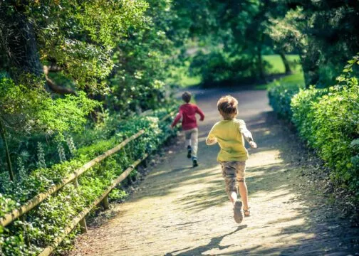 Deux enfants qui courent dans une allée du Jardin des Plantes de Nantes