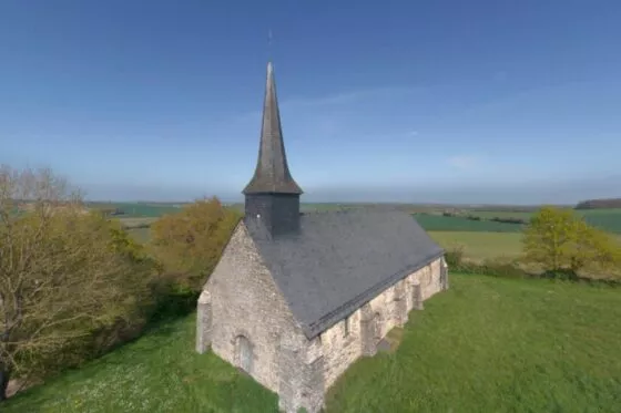 Vue aérienne sur l'église du vieux bourg de Saint Sulpice des Landes