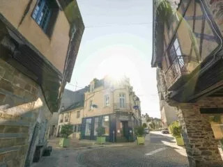 Une rue avec de vieilles maisons en pierres