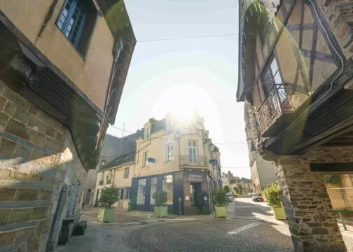 Une rue avec de vieilles maisons en pierres