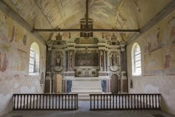 Intérieur d'une église, avec des fresques murales et un cœur peint.