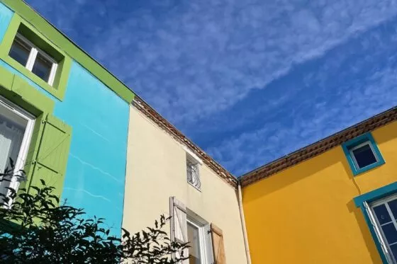 Façades colorées des maisons de pêcheurs de Trentemoult sur fond de ciel bleu