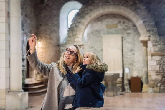 Une maman et sa petite fille découvrent ce site historique.