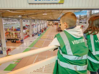 Un enfant découvre la visite du site d'Airbus.