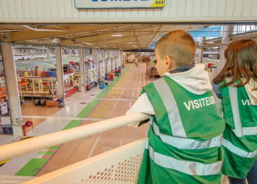 Un enfant découvre la visite du site d'Airbus.