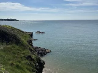 les rochers qui plongent dans la mer à Assérac