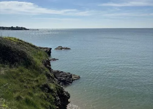 les rochers qui plongent dans la mer à Assérac