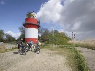 Des cyclistes arrêtés près de la Villa Cheminée