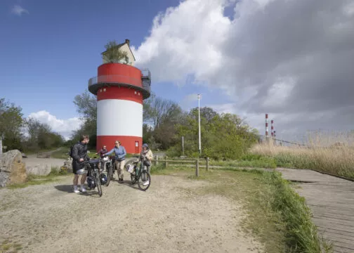 Des cyclistes arrêtés près de la Villa Cheminée