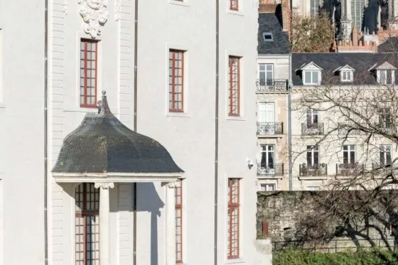 La façade du château des ducs de Bretgane.