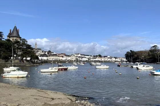 Le sentier des douaniers à Pornic avec vue sur le port et le château.