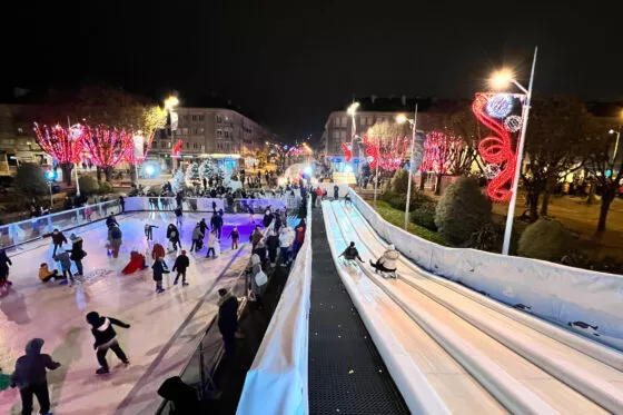 A Saint-Nazaire, la patinoire et jeux d'hiver en centre-ville.