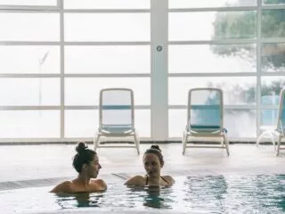 Deux femmes se détendent dans la piscine d'une thalasso à Pornic.