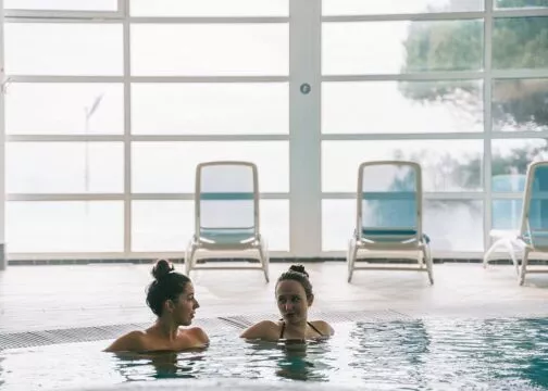 Deux femmes se détendent dans la piscine d'une thalasso à Pornic.