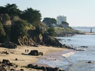 Vue sur une plage depuis le GR34