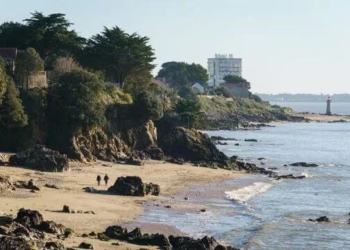 Vue sur une plage depuis le GR34