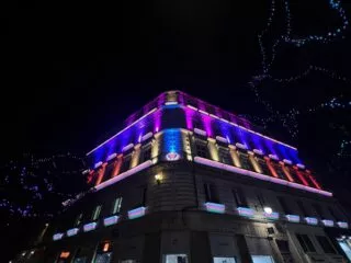 Façade d'un bâtiment nantais illuminée de bleu pour le Voyage en Hiver édition 2024.