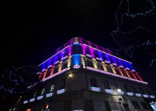 Façade d'un bâtiment nantais illuminée de bleu pour le Voyage en Hiver édition 2024.