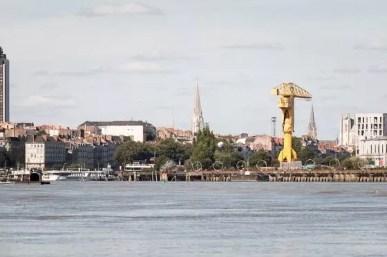 Vue sur l'ile de Nantes et sa grue jaune depuis la Loire