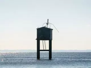 Une pêcherie à marée haute.