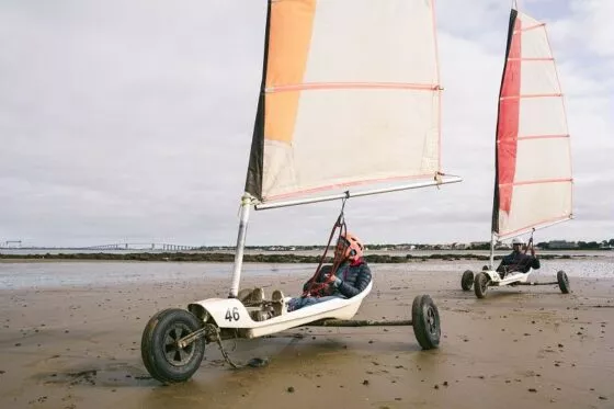 Une personne fait du char à voile en hiver