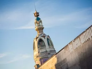 Le haut de la Tour LU par ciel dégagé