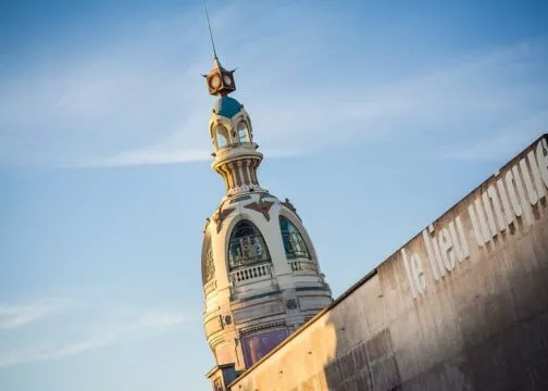 Le haut de la Tour LU par ciel dégagé