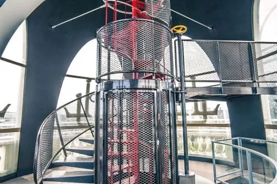 L'intérieur de la tour Lu avec un escalier en colimaçon qui mène à la coupole de l'édifice.