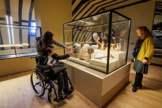 Visiteurs à la découverte du musée Dobrée rénové, devant les collections égyptiennes. : un musée accessible à tous les publics.