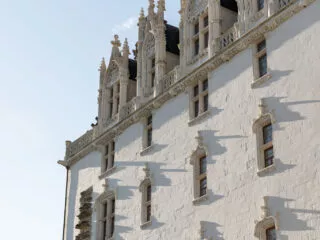 Vue sur la façade en pierre de tuffeau du château des Ducs de Bretagne.