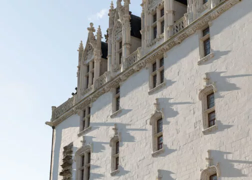 Vue sur la façade en pierre de tuffeau du château des Ducs de Bretagne.