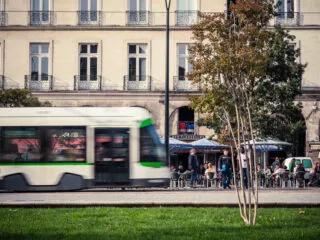 Un tramway nantais circule quartier Commerce.