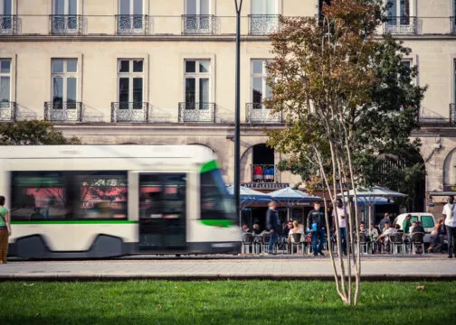 Un tramway nantais circule quartier Commerce.