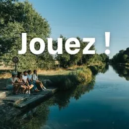 Un groupe de jeunes gens d'une trentaine d'années, habillés légèrement, sont assis à l'ombre d'arbres, sur des marches menant au Canal de Nantes à Brest. Le ciel est bleu, les arbres sont encore verts, c'est l'été.