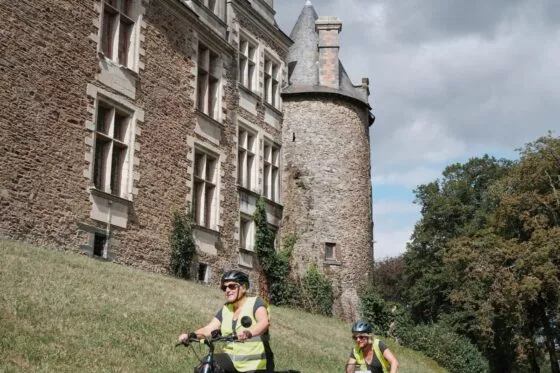Deux cyclistes passant devant le château de Châteaubriant sur l'itinéraire de la Régalante