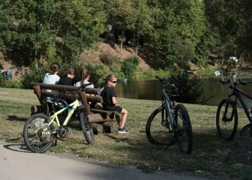 Des cyclistes en pause le long de La Régalante