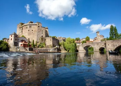 Vue sur le château de Clisson depuis les bords de la Sèvre Nantaise