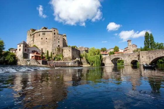 Vue sur le château de Clisson depuis les bords de la Sèvre Nantaise