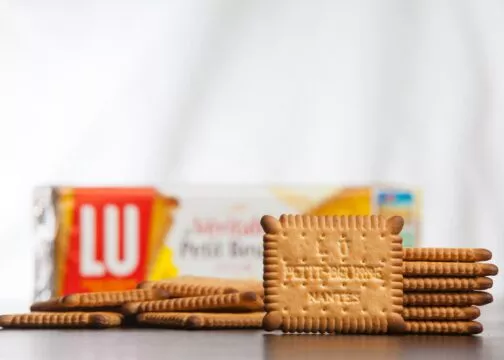 Un paquet de gâteaux LU avec des petits beurres devant