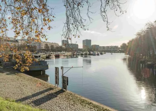 Péniches le long du Canal Saint-Félix à Nantes
