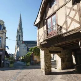 Façade à colombages dans les ruelles du centre historique de Châteaubriant