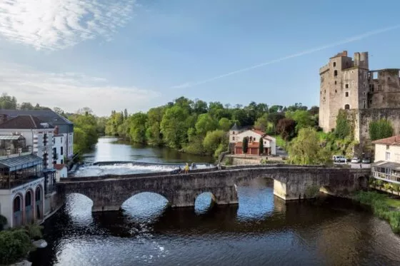Vue sur le pont de Clisson qui traverse la Sèvre nantaise