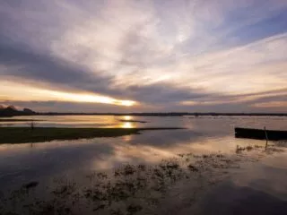 Vue sur le lac de Grand Lieu à la lumière du crépuscule