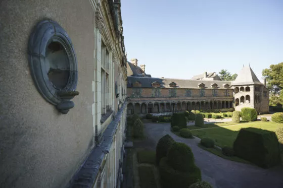 Vue de la façade dans l'ombre du château de Châteaubriant