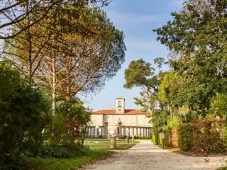 Parc de la Garenne Lemot sous les arbres et devant la villa de style néoclassique.