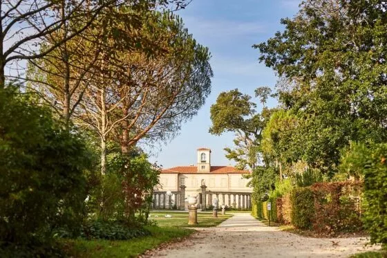 Parc de la Garenne Lemot sous les arbres et devant la villa de style néoclassique.