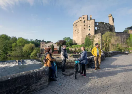 Cyclistes sur la Vélidéale devant le Château à Clisson.